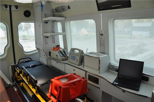 镇安县救护车内部